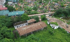 Chợ cóc tấp nập, hàng loạt chợ xây mới tiền tỷ bỏ hoang, cây cối mọc thành “rừng” ở Hà Nội