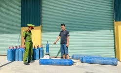 Công an Thừa Thiên Huế bắt giữ xe tải chở hàng trăm kg khí cười đi tiêu thụ