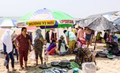 Ở một nơi của Bình Thuận thấy cắm ô rợp trời, ngỡ bãi biển tấp nập, hóa ra là chợ làng, bán cá theo chậu