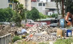 Rác thải và bụi 'bao vây' dự án kênh La Khê, Hà Nội