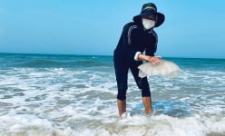 Một con vật chả thấy mắt mũi đâu, sóng biển đánh dạt vô bờ ở một nơi của TT-Huế, dân lội nước vợt lên bán