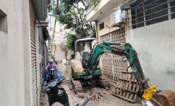 Người dân ở phường Thịnh Liệt (quận Hoàng Mai) bức xúc vì đường bị đào xới lên, để nhiều ngày không thi công