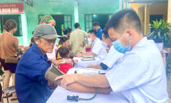 Lào Cai: Khám, cấp thuốc miễn phí và trao tặng bình chữa cháy cho hộ nghèo, cận nghèo