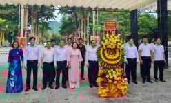 Hội Nông dân tỉnh Nghệ An: Thăm hỏi gia đình thương binh liệt sĩ, dâng hương nghĩa trang liệt sĩ Việt Lào