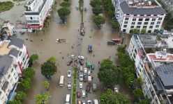 Hà Nội: Nút giao Lê Trọng Tấn - Đại lộ Thăng Long ngập nặng, hàng loạt ô tô, xe máy chết máy giữa đường