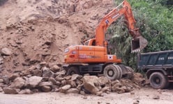 Clip: Cận cảnh nghìn khối đất đá bị sạt lở được dọn dẹp để thông tuyến Quốc lộ 4D đi Sa Pa