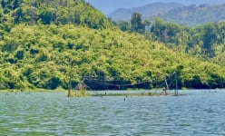Làng này ở Gia Lai, dân quanh năm ăn cơm dính, nước dòng sông Sê San xanh ngắt, hồ thủy điện mênh mông
