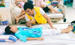 Ly hôn vợ, người chồng gồng mình nuôi con bị động kinh, tim bẩm sinh