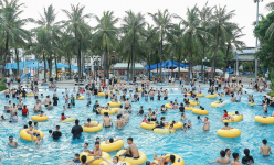 Trời nắng nóng như đổ lửa, người Hà Nội kéo nhau ra công viên nước giải nhiệt
