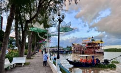 Sao lại ví Cần Thơ là miền gạo trắng nước trong, hễ đi chợ thì xuống sông, bẻ trái cây thì bước lên vườn?