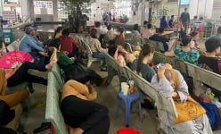 Màn trời chiếu đất chờ khám bệnh lúc nửa đêm
