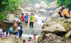 Khi trời mưa già, người trong thiên hạ kéo nhau lên ngọn núi này ở An Giang để làm gì mà đông vui thế?