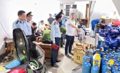 Bắt xe máy vận chuyển khí cười, phát hiện kho hàng khủng