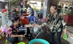Mùa nước nổi Đồng Tháp, con sản vật còn non này xuất hiện dày hơn, giá bán chỉ còn 200.000 đồng/kg