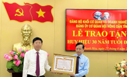 Chủ tịch Hội Nông dân Thanh Hóa Trần Bình Quân nhận huy hiệu 30 năm tuổi Đảng 