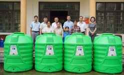 Tân Á Đại Thành tặng 50 bồn nước cho người dân vùng ngập úng Chương Mỹ