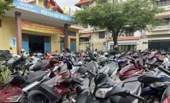 Bãi giữ xe ngang nhiên 'mọc' trong nhà văn hóa 