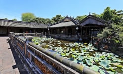 Cung điện nào của nhà Nguyễn ở kinh đô Huế có quy mô kiến trúc đồ sộ nhất, vua xây cho ai ở?