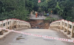 Vụ sập cầu ở Hòa Bình: Đề nghị phá dỡ, ngừng khai thác tránh nguy hiểm cho người và phương tiện