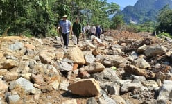 Cận cảnh dòng lũ quét từ đỉnh núi ập xuống cuốn trôi nhiều nhà cửa, tài sản của người dân ở Hà Giang