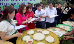 Về Than Uyên vui Tết Độc lập, xem người Mông thi giã bánh dày, người Thái trổ tài đan lát