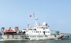 Vượt sóng dữ, tàu cảnh sát biển ra khơi tìm kiếm 2 ngư dân mất tích sau khi bị tàu hàng đâm