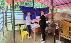 Xúc động học sinh học nhờ hội trường thôn, lán tạm vì ảnh hưởng mưa lũ