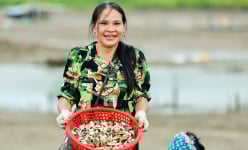 Nông dân Việt Nam xuất sắc 2024 đến từ Thanh Hóa là nữ tỷ phú nuôi ngao với 'cánh đồng' gần 50ha