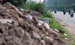 'Núi rác' tràn ngập Đại lộ Thăng Long