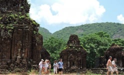 Vùng đất này ở Quảng Nam có các tháp cổ Champa huyền bí, ẩn hiện trong lớp lớp tán rừng xanh
