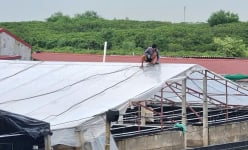 Ứng phó siêu bão số 3, người dân Ninh Bình đưa hết túi nước, bao cát lên mái nhà chống gió mạnh 