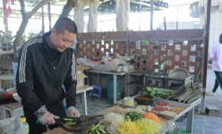 Đặc sản Lạng Sơn, loại quả dại dài đuồn đuỗn này đem làm món trộn, thơm từ bếp thơm ra, nếm vạn người mê