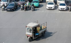 Sau nửa tháng áp dụng Nghị định 168, nhiều người vẫn vô tư vượt đèn đỏ, đi xe trên vỉa hè