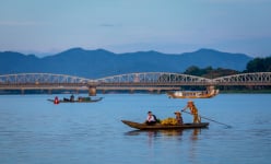 Đây là dòng sông ví như báu vật thiên nhiên ban tặng cho Huế, ôm chân núi, tạo vực nước sâu dưới điện Hòn Chén