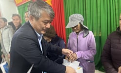 Mang Tết lên núi cho gia đình chính sách, người nghèo, cán bộ không chuyên trách cấp xã ở Bình Định 