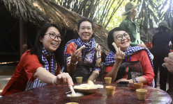 Kiều bào về quê đón Tết, thích thú ăn khoai mì, chui hầm tại địa đạo Củ Chi