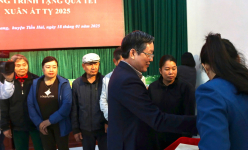 Chủ tịch Trung ương Hội Nông dân Việt Nam Lương Quốc Đoàn trao tặng hàng trăm suất quà Tết Ất Tỵ 2025 tại Thái Bình