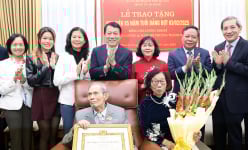 Bí thư Thành uỷ Hà Nội trao Huy hiệu 65 năm tuổi Đảng tặng cụ Lương Tam Kỳ