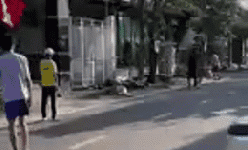 Clip NÓNG 24h: Dựng cây nêu ngày Tết, 5 người bị điện giật nằm quằn quại trên vỉa hè