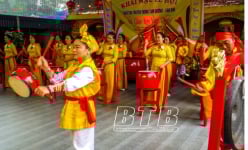 Một nơi ở Thái Bình sao dân làng này mặc trang phục, dùng nhã nhạc đậm chất cung đình Champa ở đàng trong