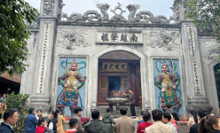 Người dân bốn phương, khách nước ngoài nườm nượp đi lễ Đền Hùng ngày đầu năm mới