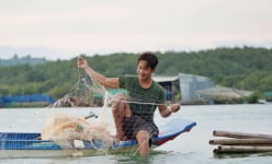 Vùng núi Kom Tum này, dân miền Tây đến đây đánh cá, làm du lịch ở đâu mà người ta đang lên xem?