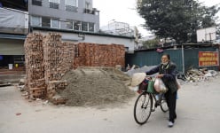 Dự án mở đường giữa trung tâm Hà Nội “treo” hơn 10 năm, thành điểm tập kết rác thải, vật liệu xây dựng