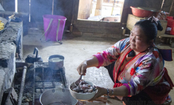 Đặc sản Điện Biên, rét mướt, người Mông bắt con gà đen vào hầm gừng, múc ra tô thơm tận cửa