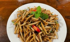 Con động vật chưa kịp 'chuyển kiếp' đem rang lá chanh là đặc sản Cao Bằng, đậm protein, thơm khắp làng