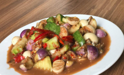 Món ngon ở làng, loại quả bình dân xắt đôi dầm mắm nêm tỏi ớt, ăn bén miệng ngon hơn thịt cá, như 'đại tiệc'