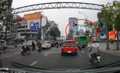 Đèn tín hiệu đang còn 15 giây đèn màu xanh, bỗng nhiên chuyển vàng rồi đỏ, nhiều người thắng gấp