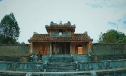 Lăng mộ của ông vua thứ 3 vương triều nhà Nguyễn ở Huế tại một làng quê cách kinh thành 8km