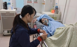Mẹ nghèo đau đớn nhìn con bị tim bẩm sinh, hoại tử chân