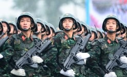 Lực lượng quân đội tập luyện dưới trời mưa rét 14 độ C hướng về ngày giải phóng miền Nam